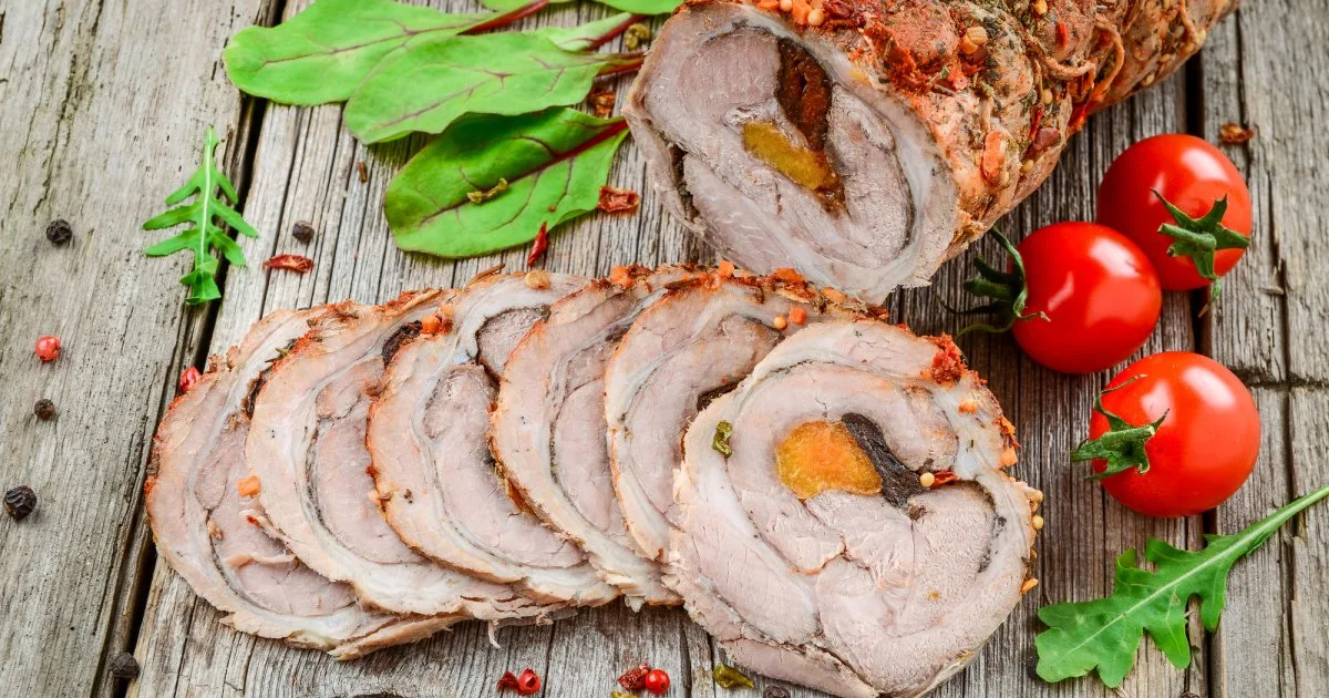 Свинячий рулет з курагою на святковий стіл