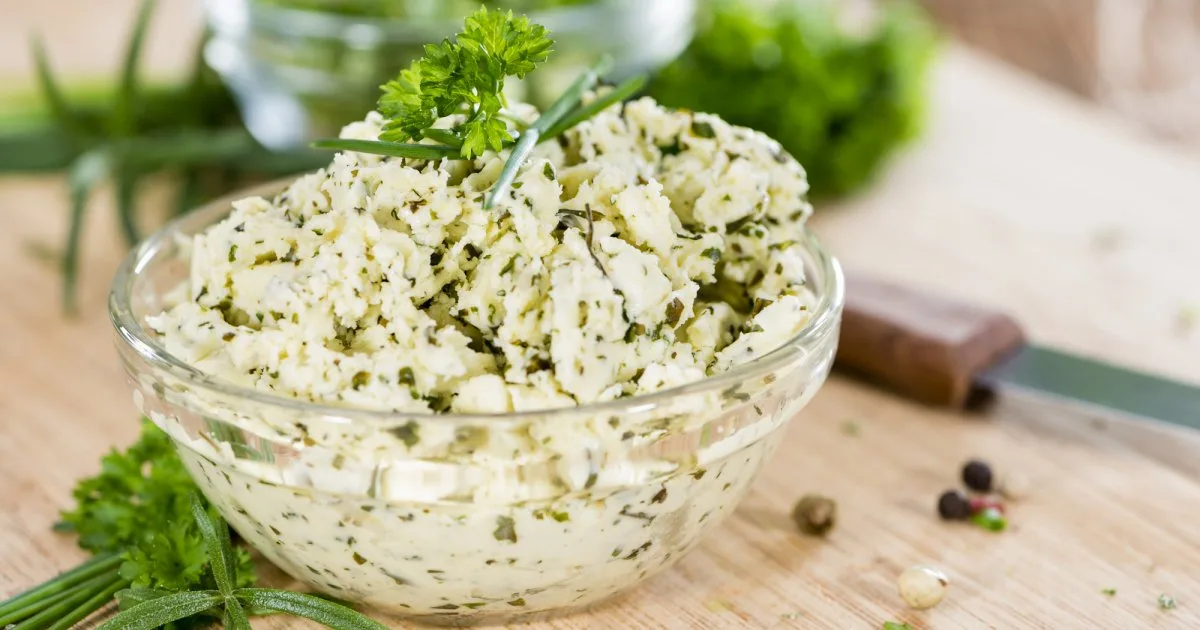 Масло для бутербродів з лимоном і травами