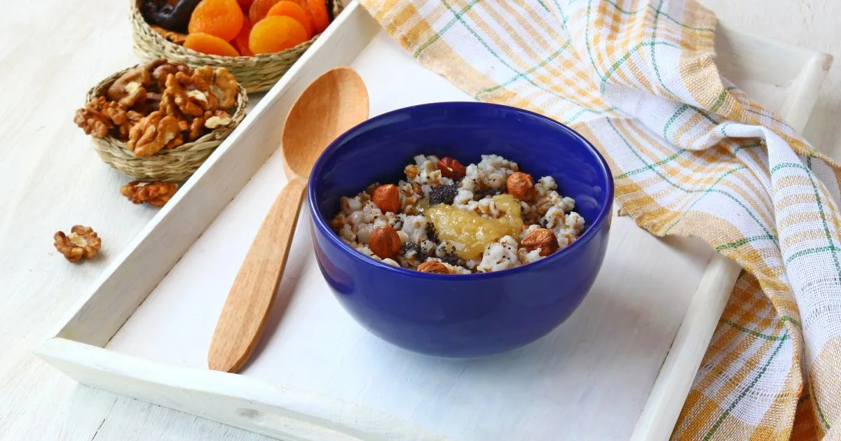 Перлова каша із сухофруктами — пісний сніданок