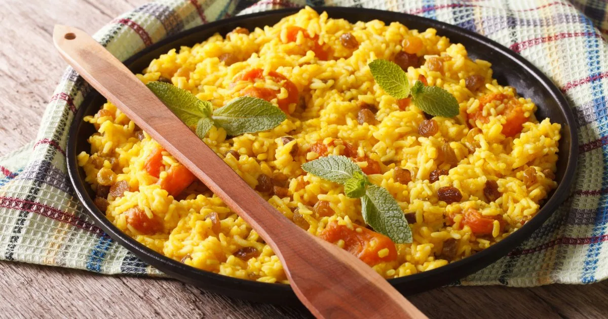 Солодкий плов з чорносливом, курагою і родзинками
