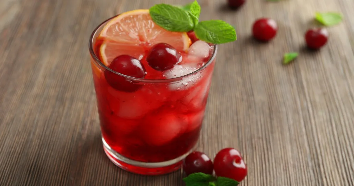 Коктейль Cherry Pop з вишневим пюре, джином і просеко