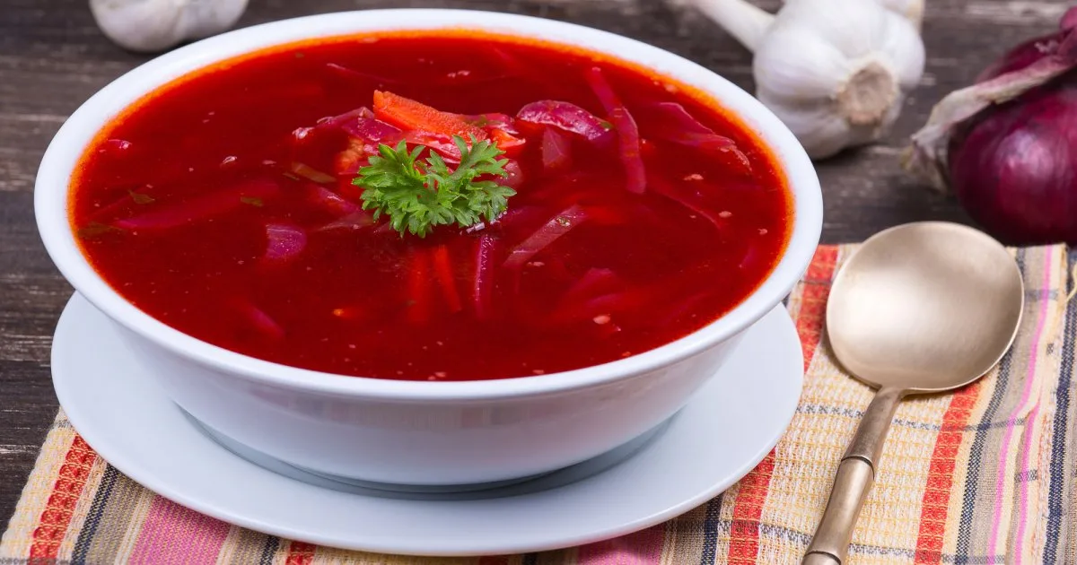 Овочевий борщ з маринованими грибами