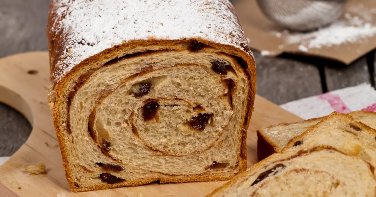 Хліб з родзинками і корицею