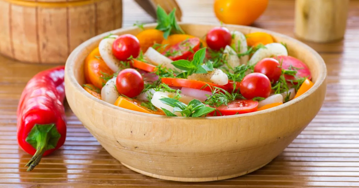 Морепродукти в піст: овочевий салат з кальмарами