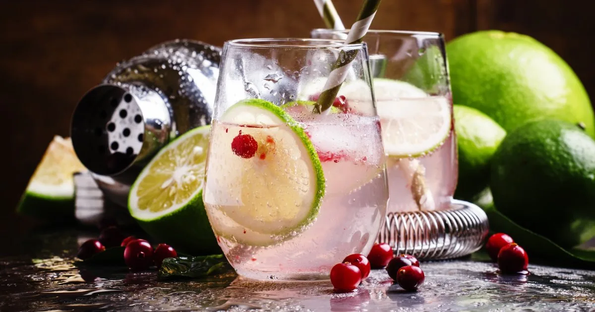Джин та ігристе: готуємо коктейль Pink Gin Fizz