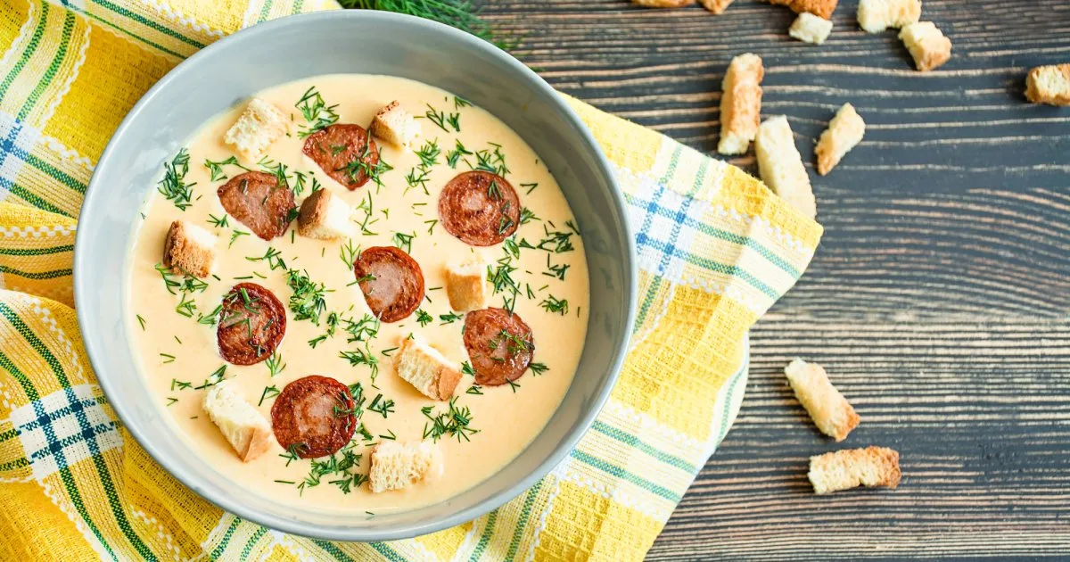 Суп із пюре, ковбасками та яйцями