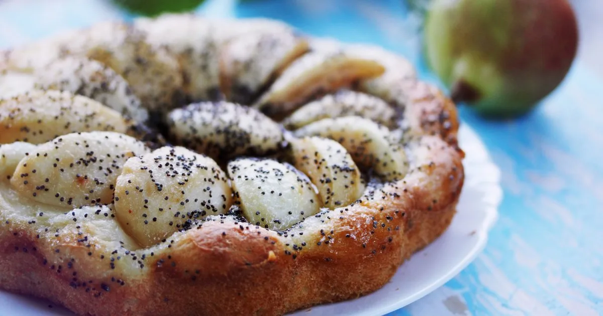 Маковий пиріг з грушею — простий десерт до чаю