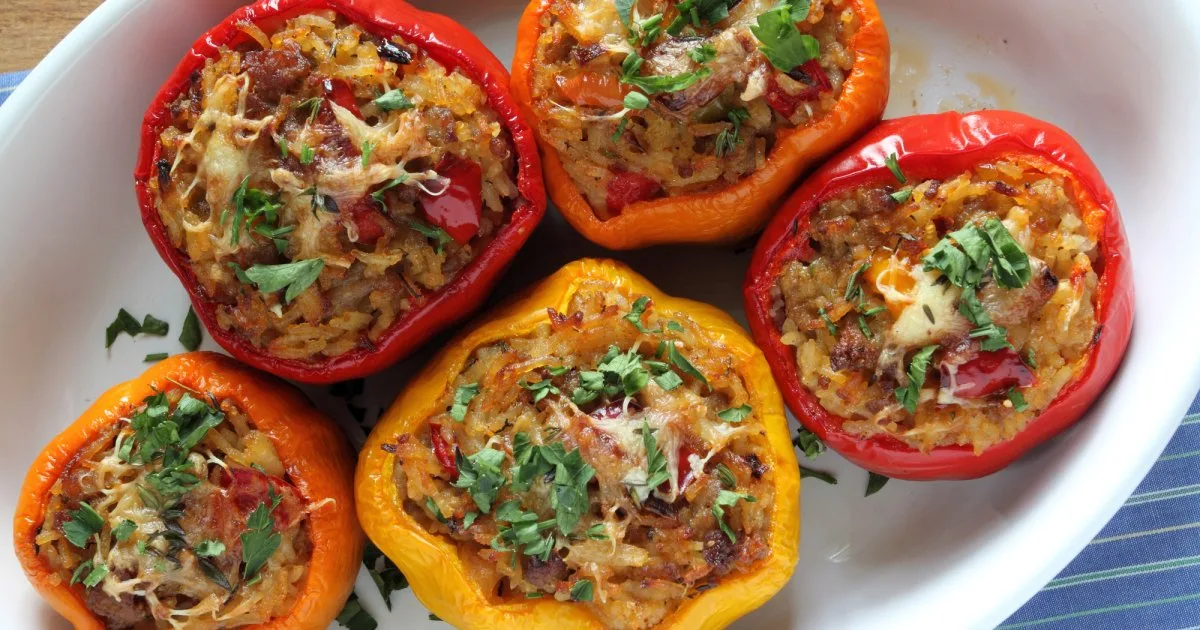 Фарширований перець з рисом, курятиною і кукурудзою