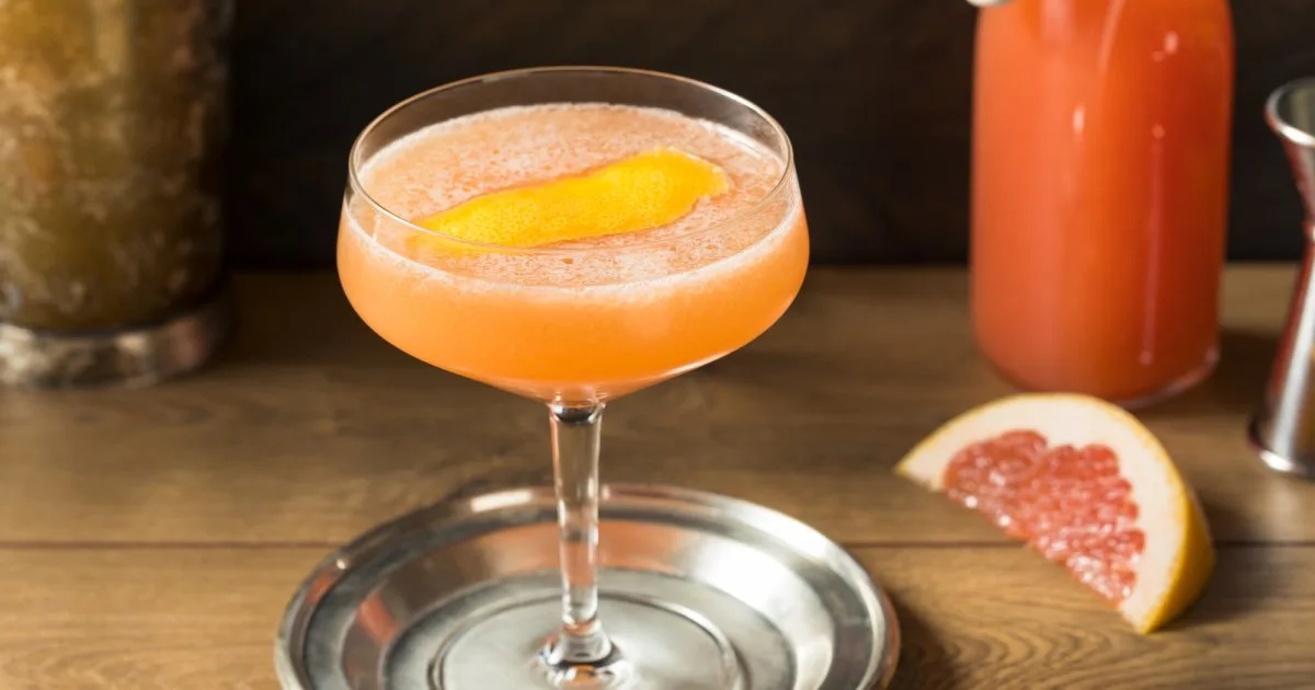 Ірландський коктейль Brown derby з віскі, медом і грейпфрутовим соком
