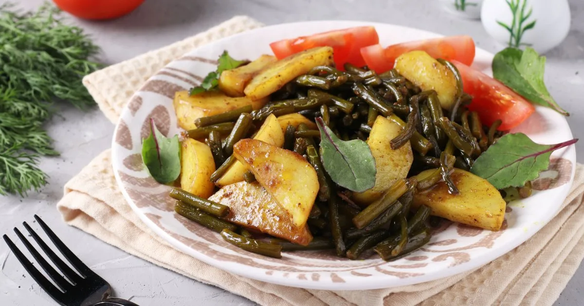 Часникові стрілки з грибами й картоплею