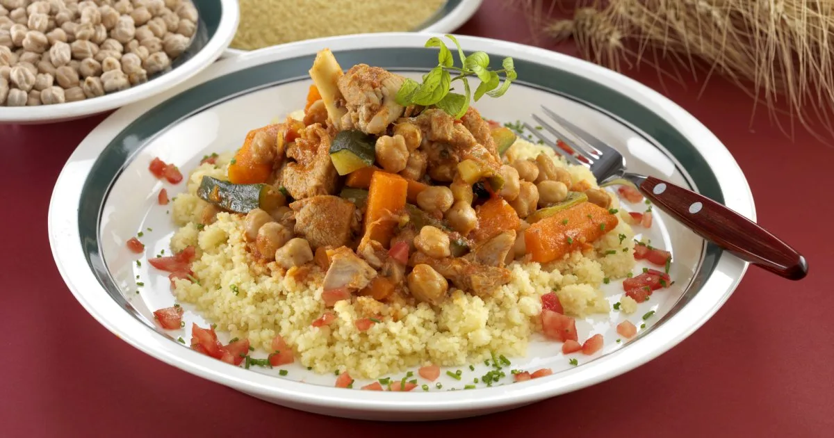 Кускус з бараниною, нутом і сухофруктами
