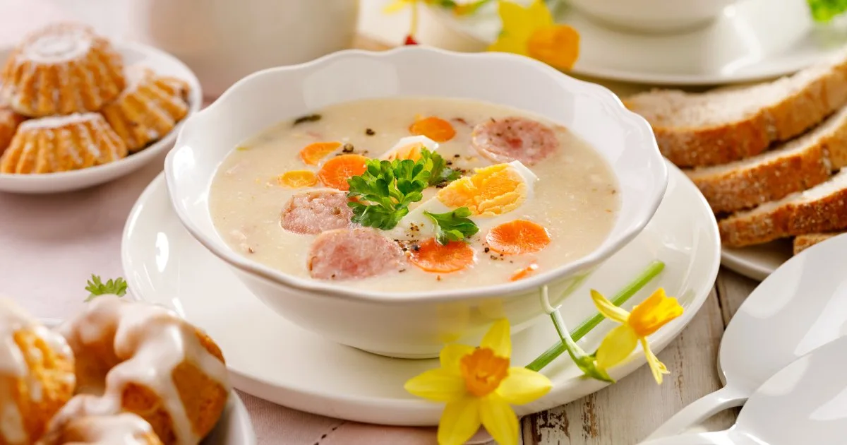 Польський білий борщ з ковбасками й вершками