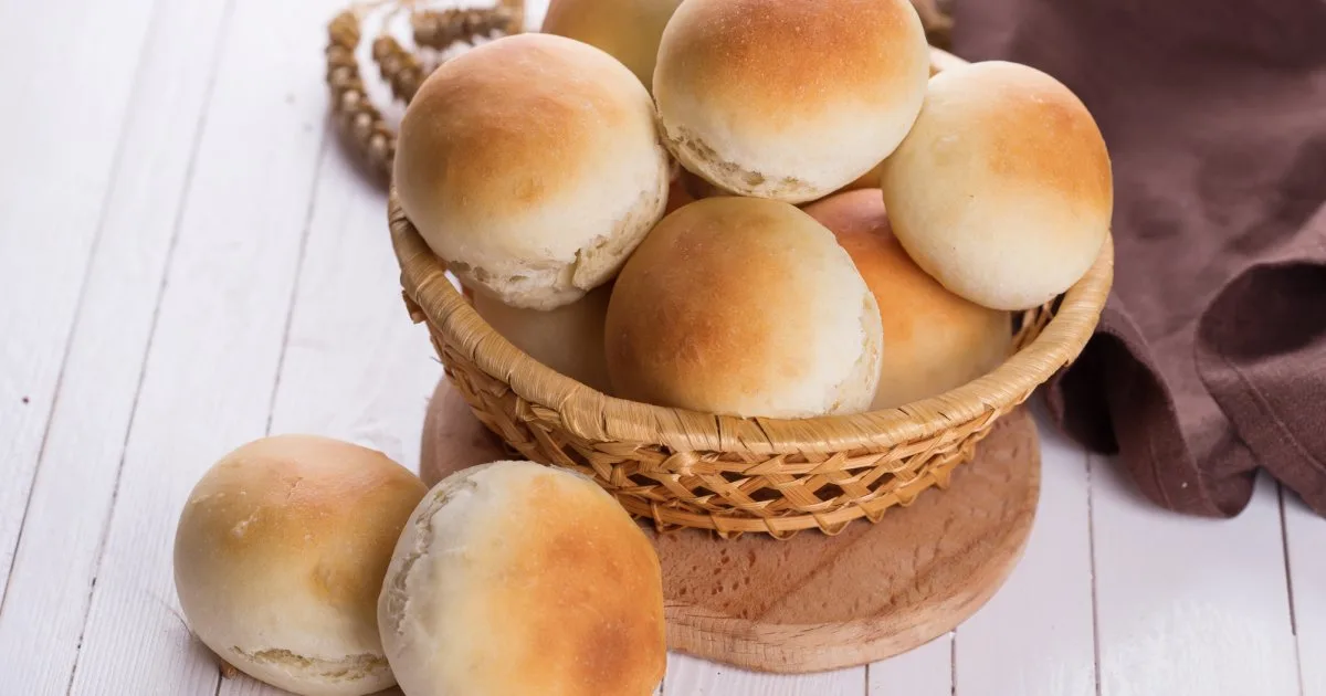 Булочки з ковбасою, яйцем і сиром