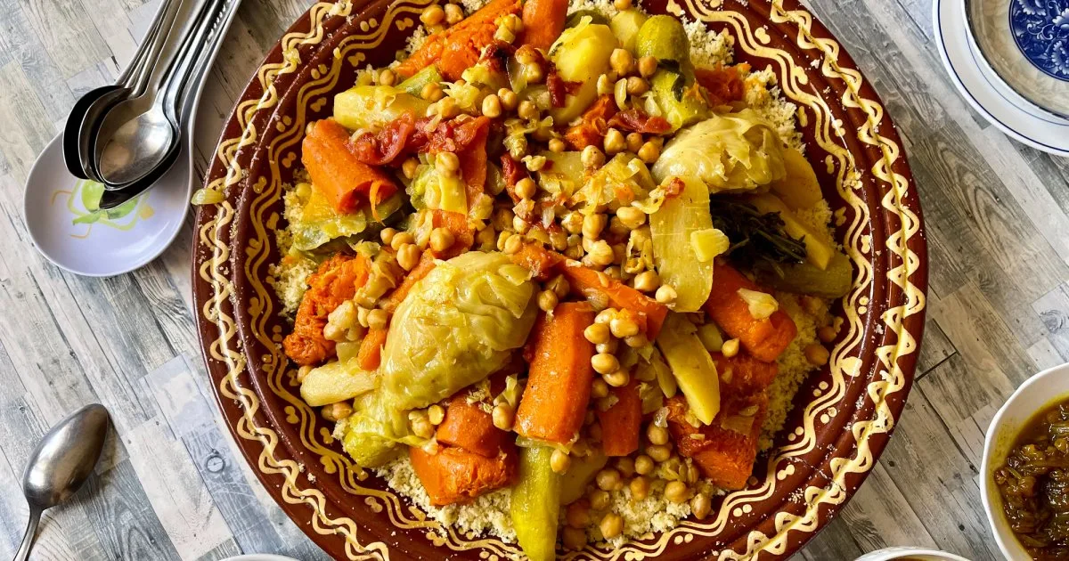 Марокканський кускус із запеченими овочами, нутом і мигдалем