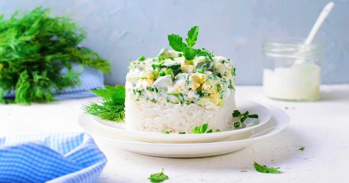 Морський салат з рибою, рисом і яйцями