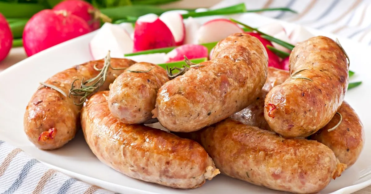 Домашні курячі ковбаски з беконом