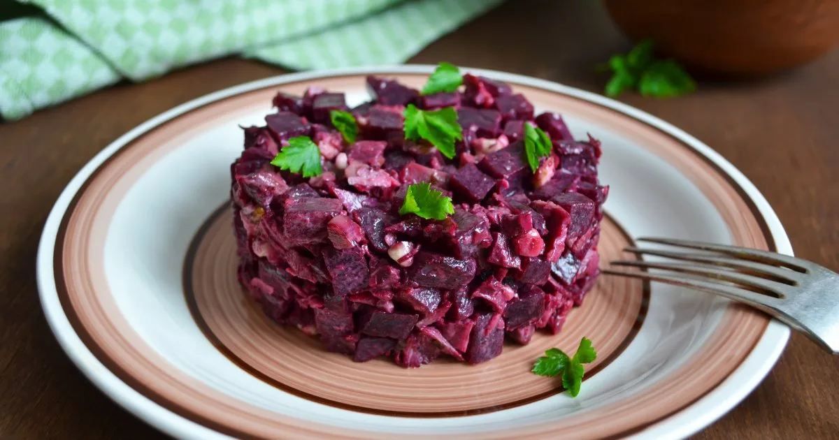 Салат з буряком, курятиною і фетою