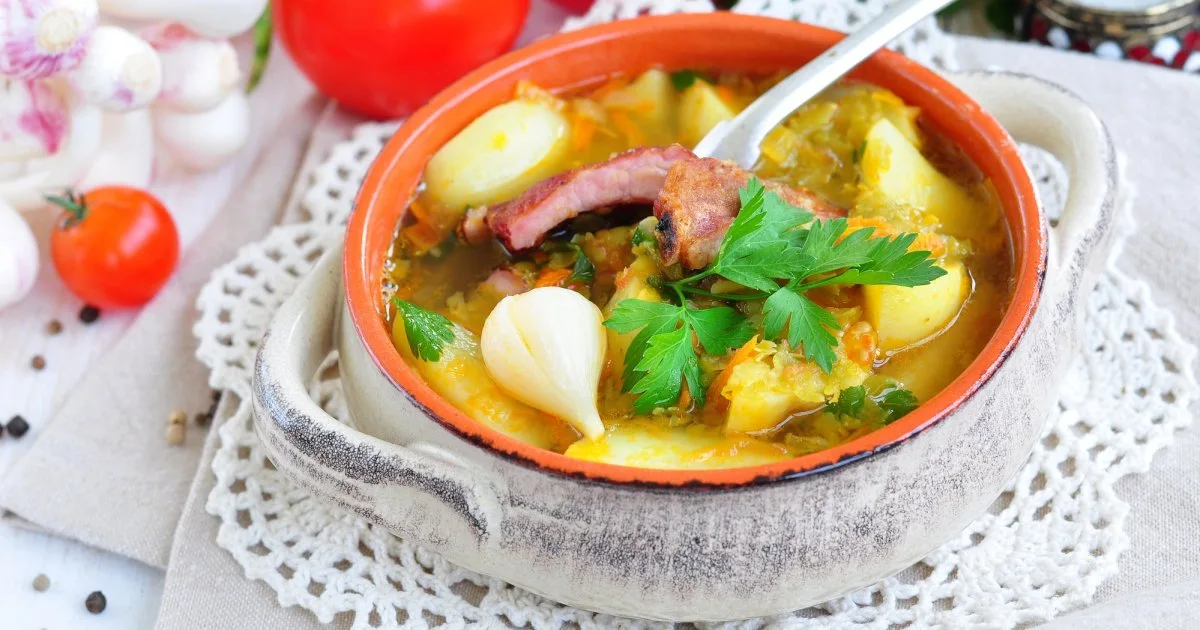 Зелений борщ з копченими ребрами