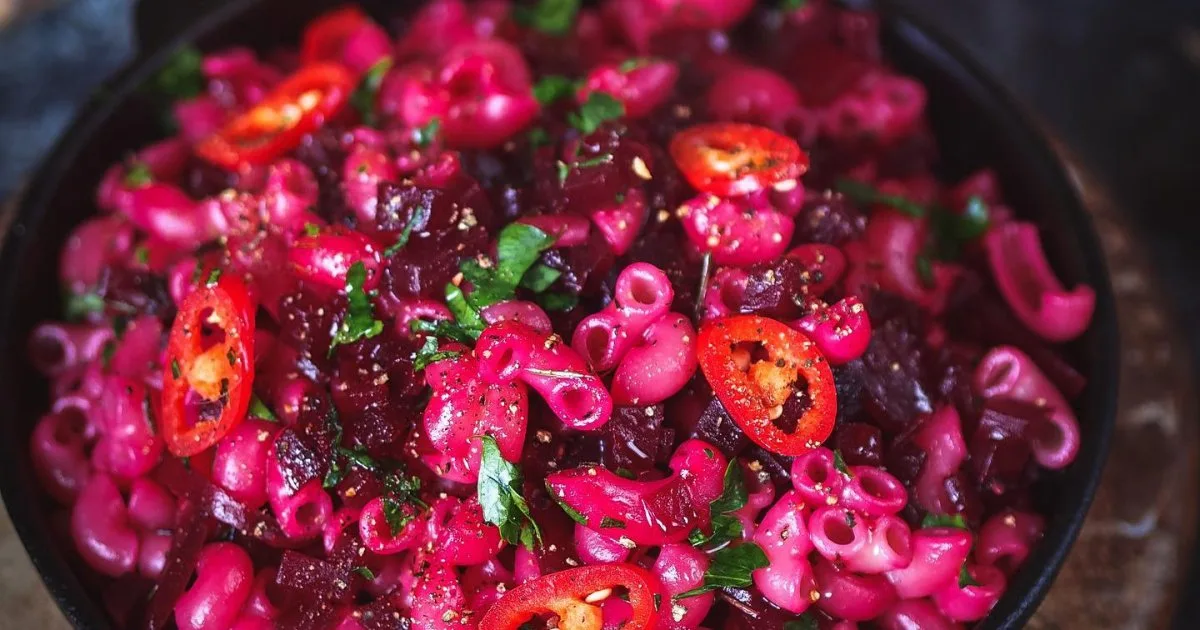 Макарони з буряковим соусом