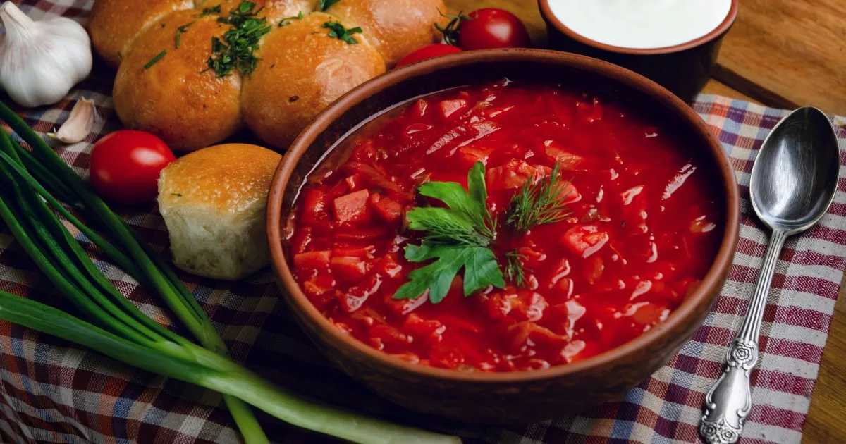 Сватівський борщ зі шкварками — бабусин рецепт