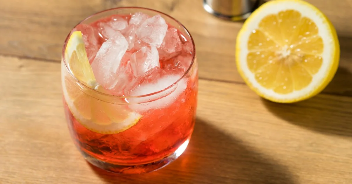 Campari Spritz — сміливіший варіант коктейлю Aperol Spritz