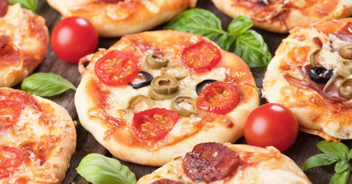 Піцети з сосисками, оливками і чері