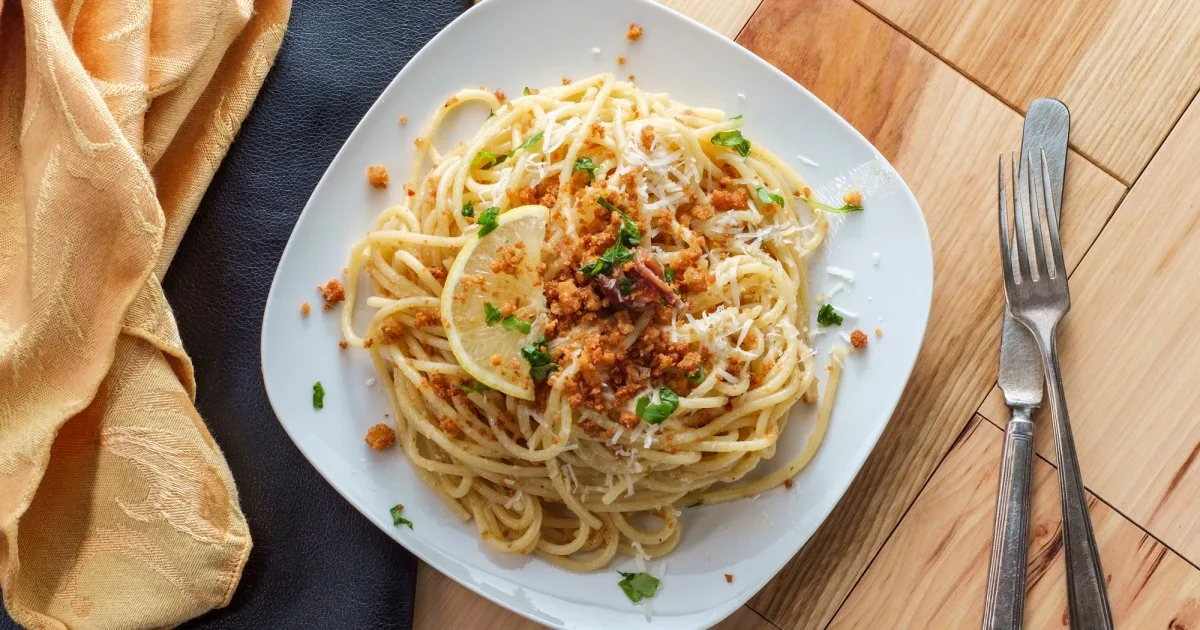 Спагеті із сирним соусом і часниковими сухариками