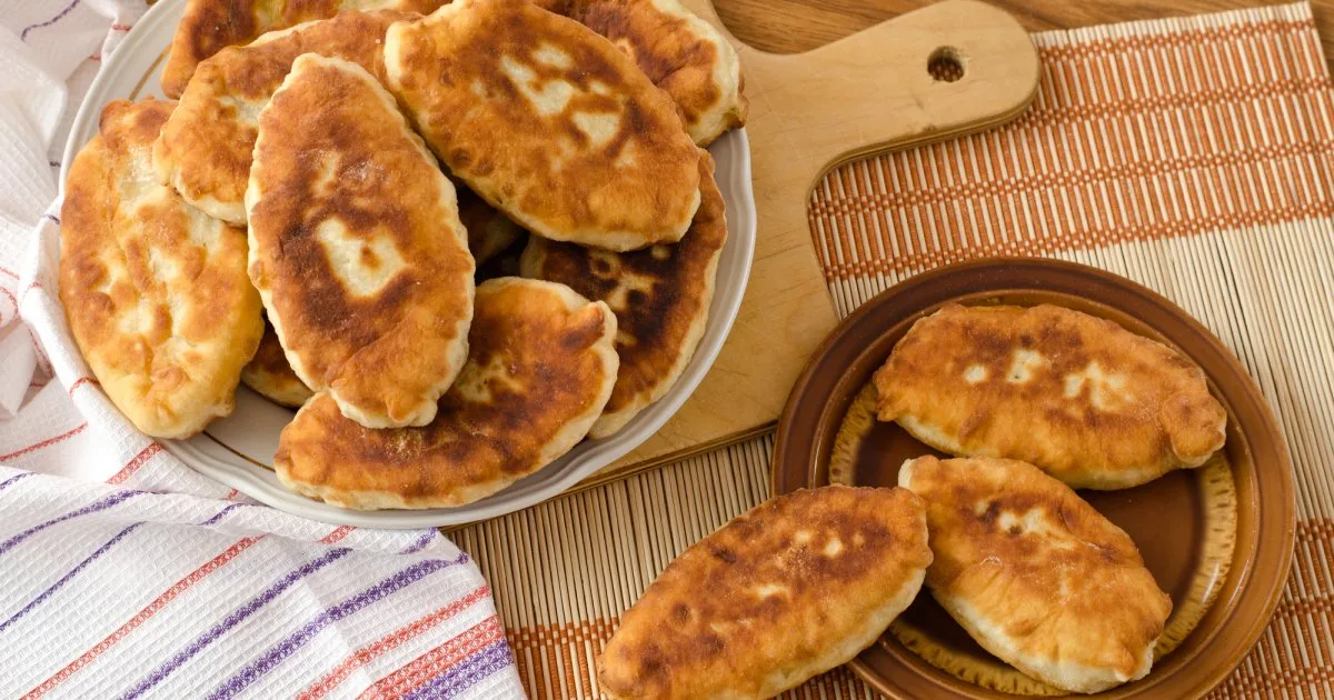 Пиріжки на пиві із зеленою цибулею і яйцями