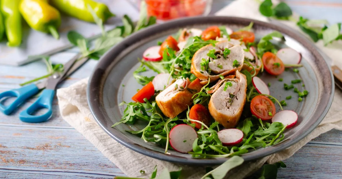 На ланч: салат з маринованою куркою, редискою і квасолею
