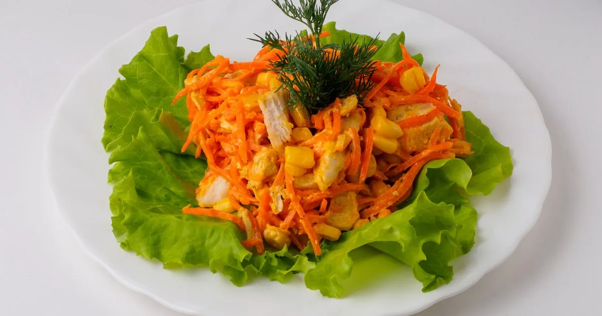 Салат з куркою, кукурудзою та морквою