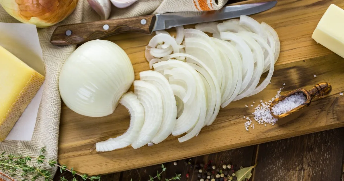 Цибуля, запечена з сиром і сухариками