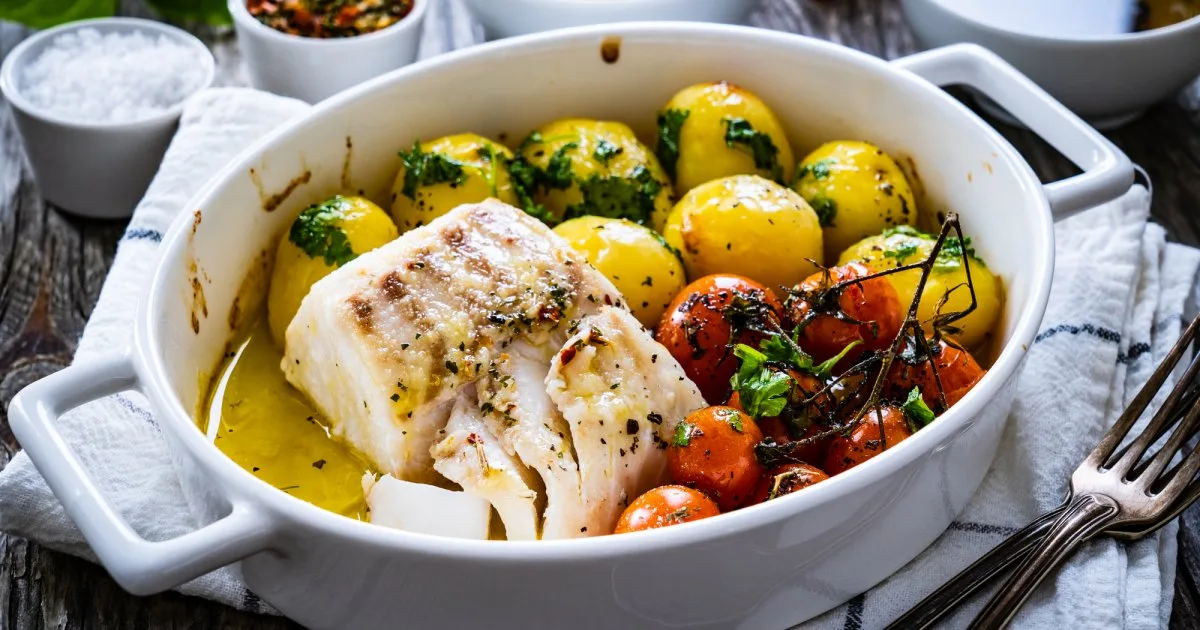 Риба, запечена з молодими овочами