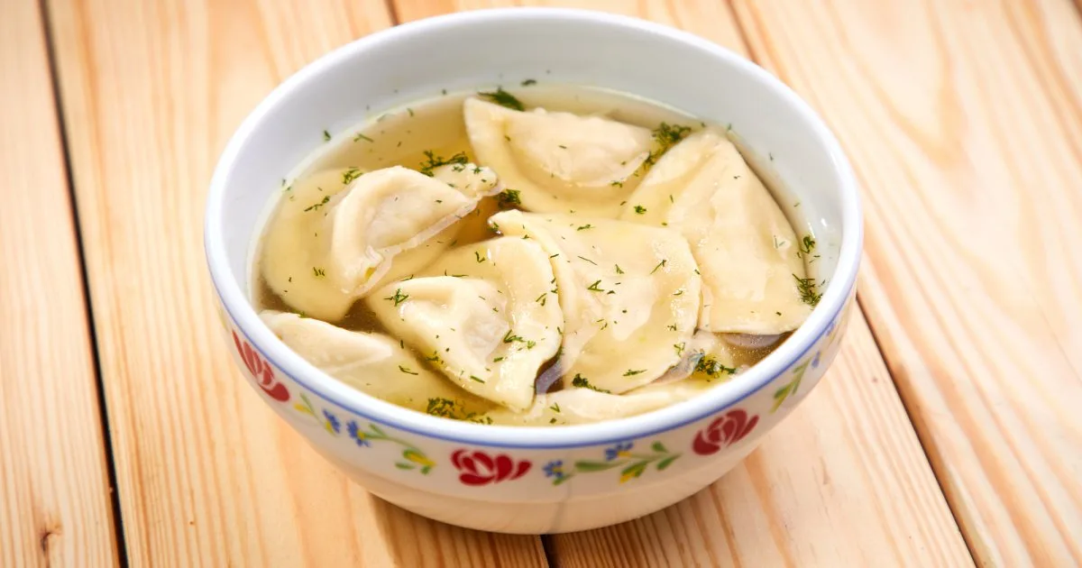 Креплах з м’ясом у курячому бульйоні