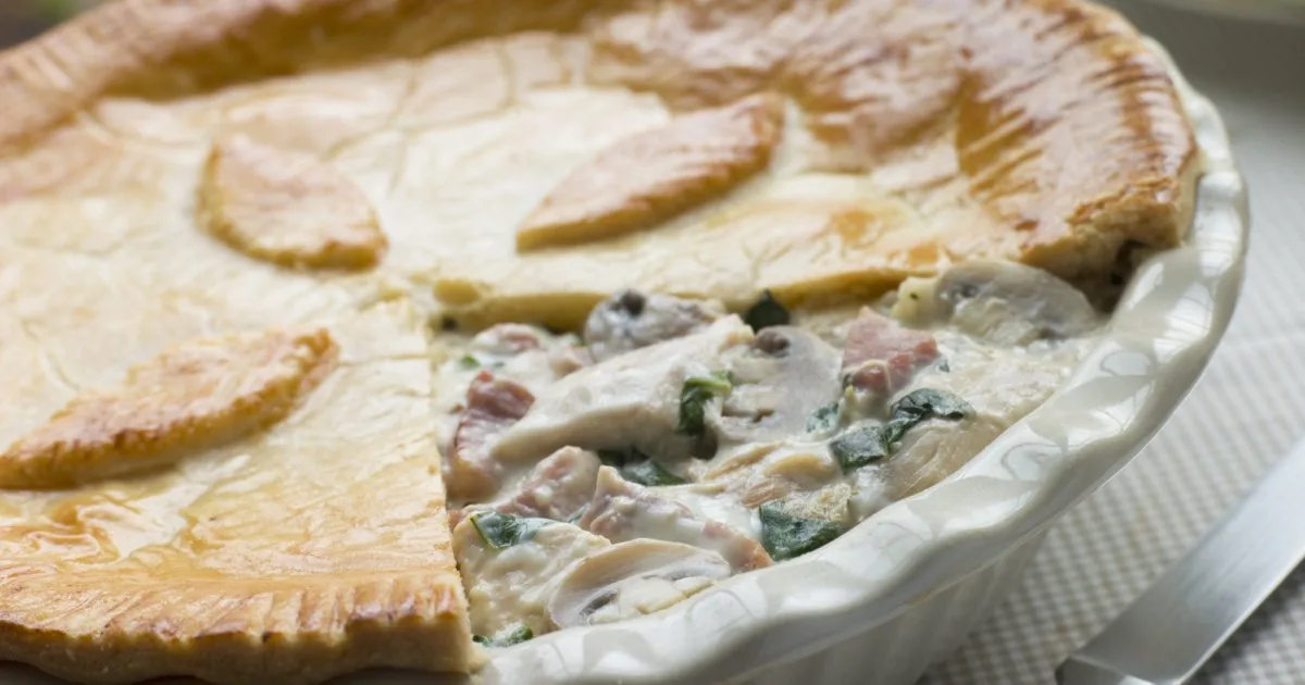 Готуємо затишний закритий пиріг з куркою, грибами та сиром