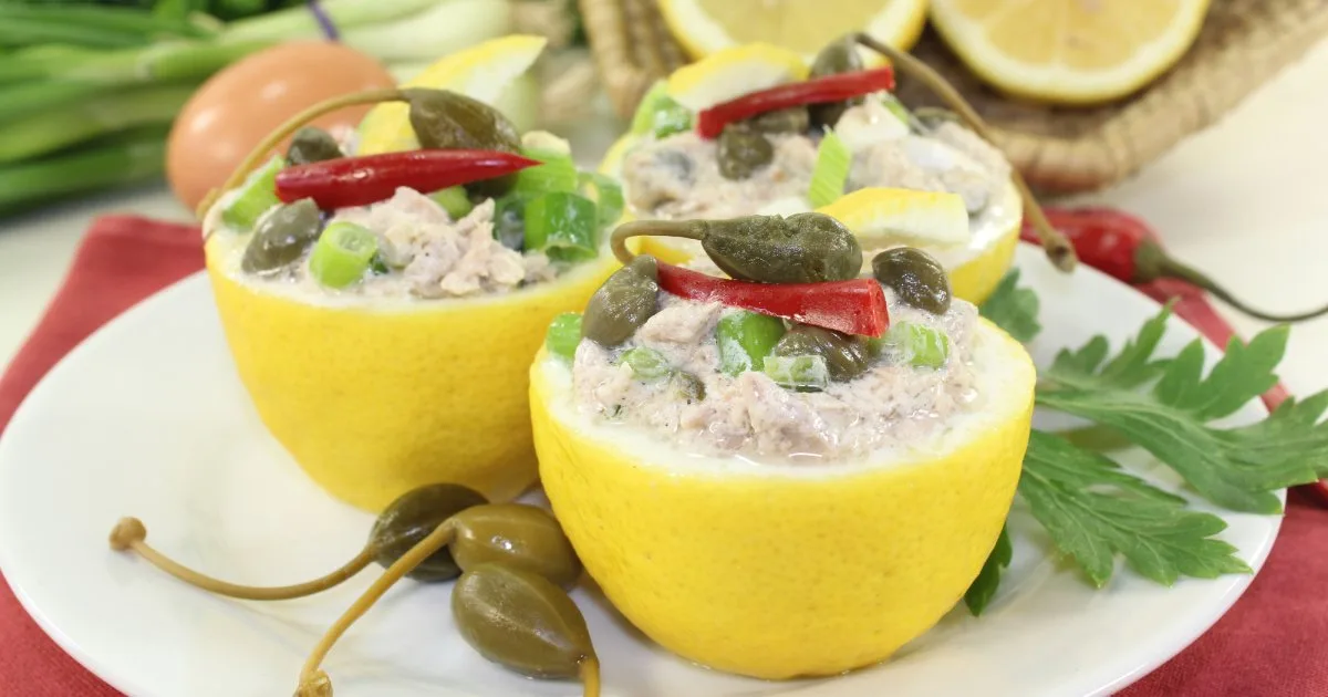 Лимони, фаршировані салатом