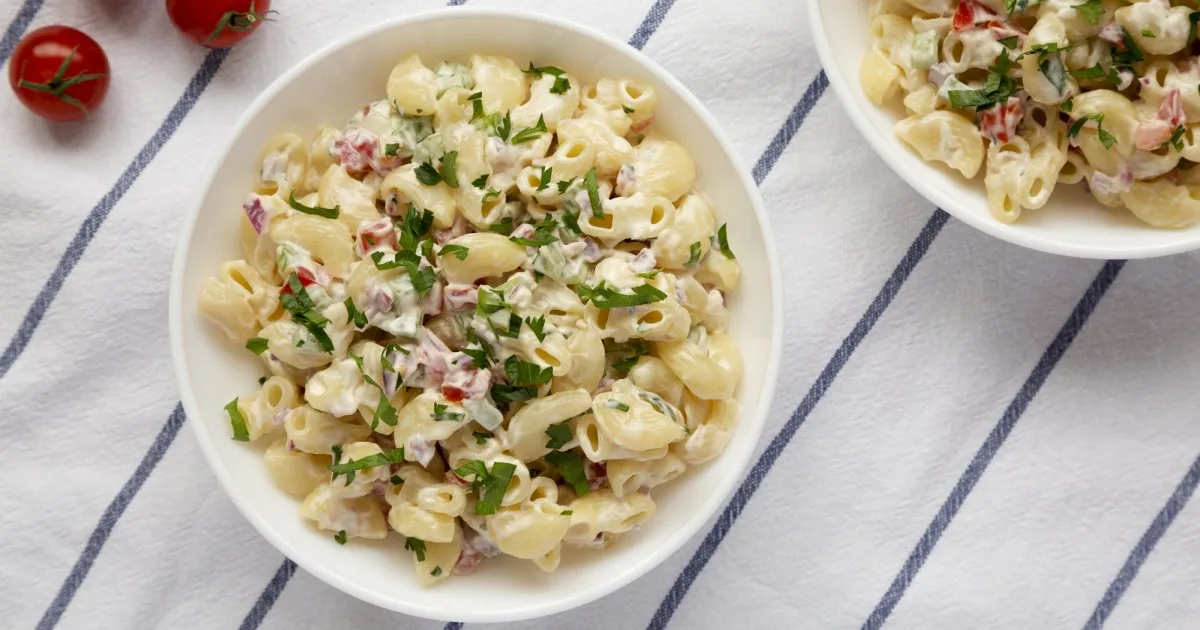 Теплий салат з макаронами-ріжками