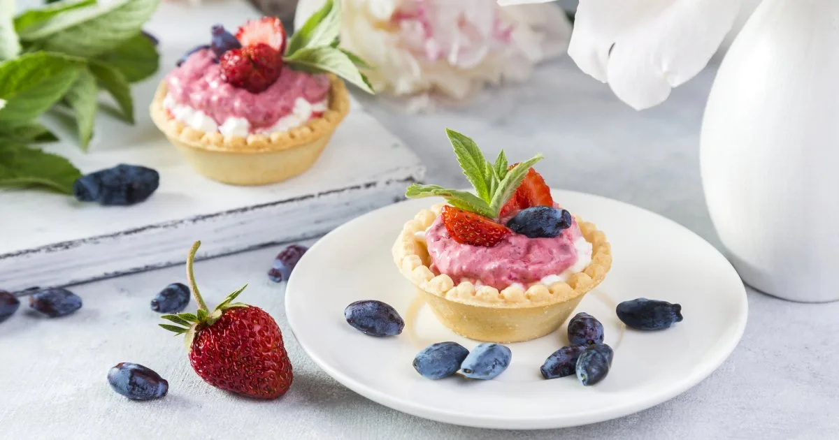 Кошики з полуницею і вершками