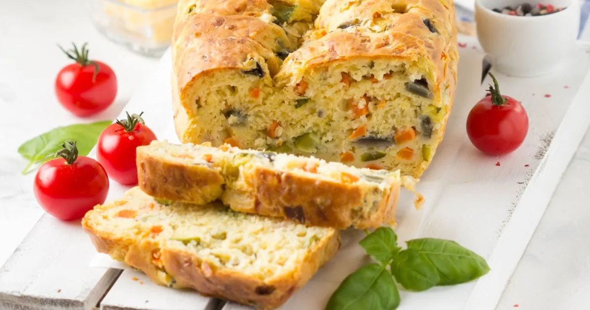 Домашній хліб із сиром і овочами