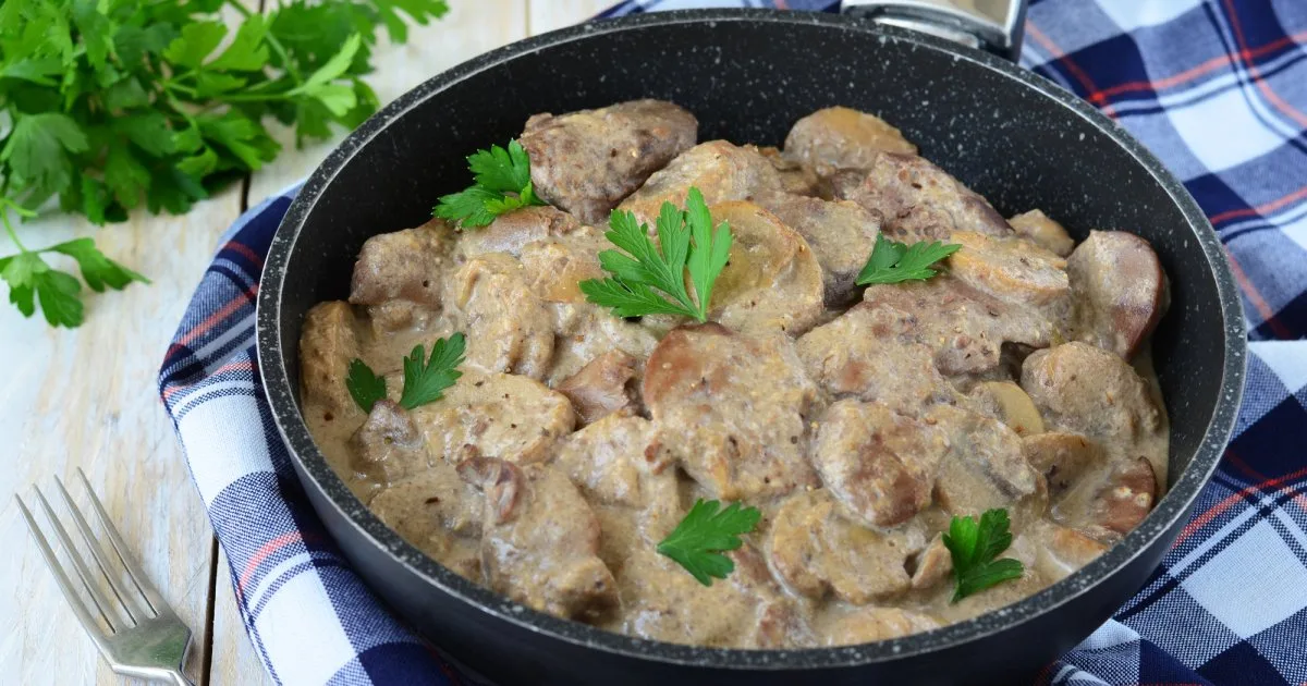 Куряча печінка карі в молочному соусі