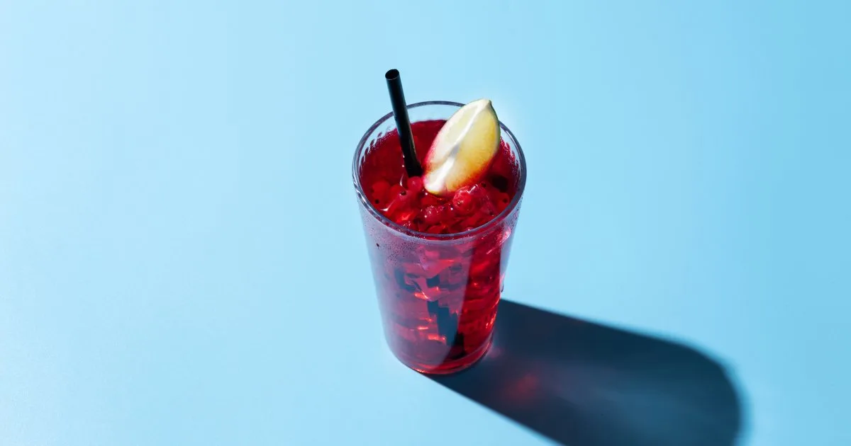 Простий коктейль Cape Codder з горілкою і журавлинним соком