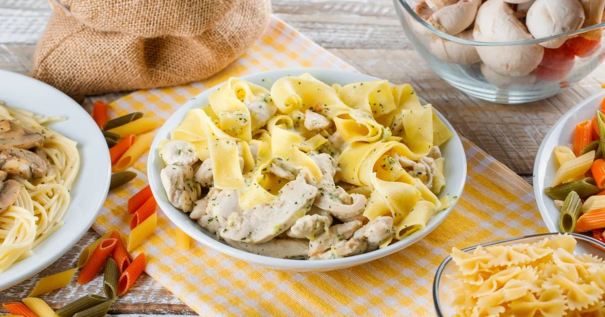 Макарони з рибою і грибами