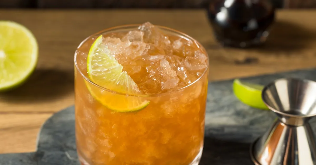 Простий коктейль зі Schweppes і ромом