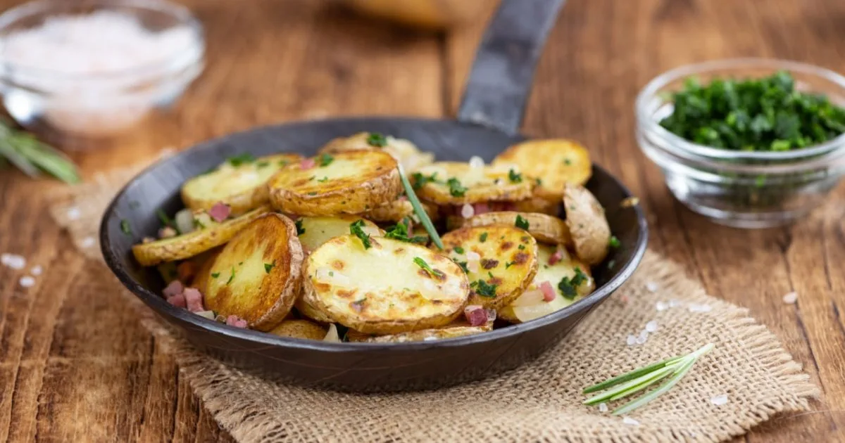 Смажена картопля ліонез — хрустка зовні, ніжна всередині