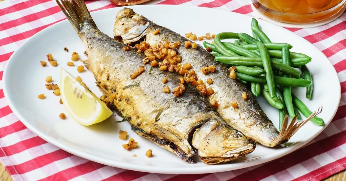Скумбрія, фарширована порічкою і рисом