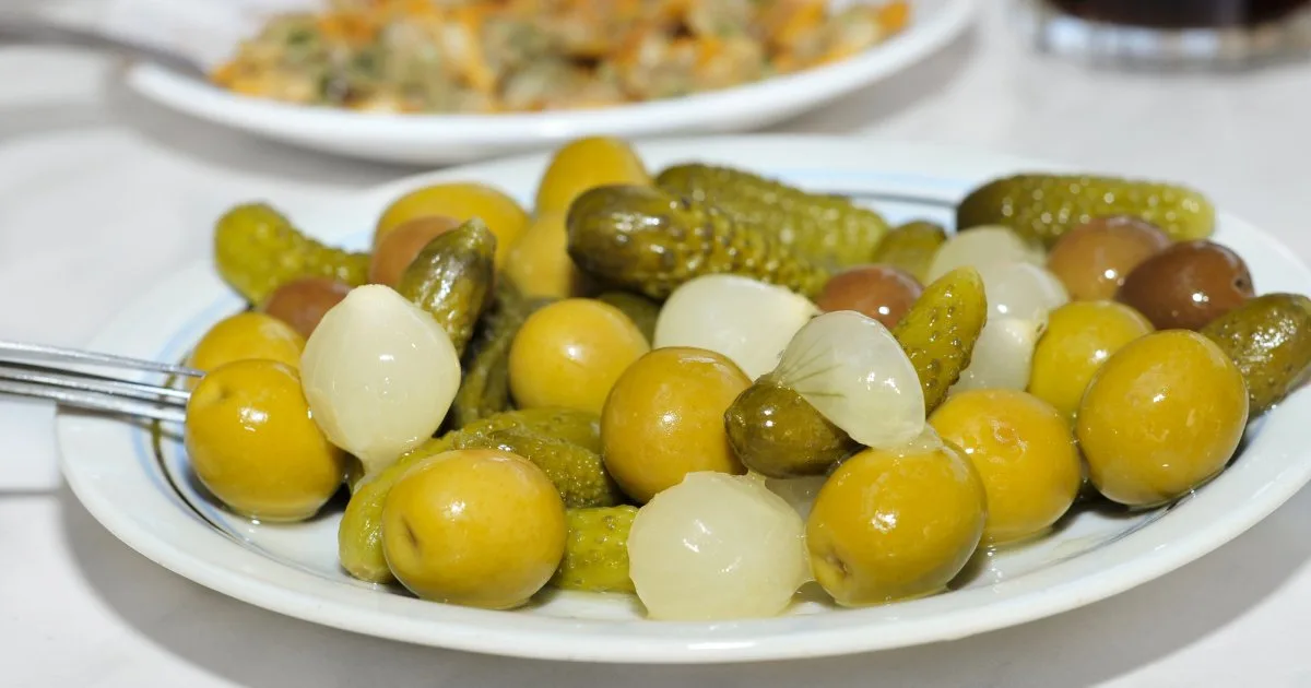 Закусочні мариновані огірки з оливками