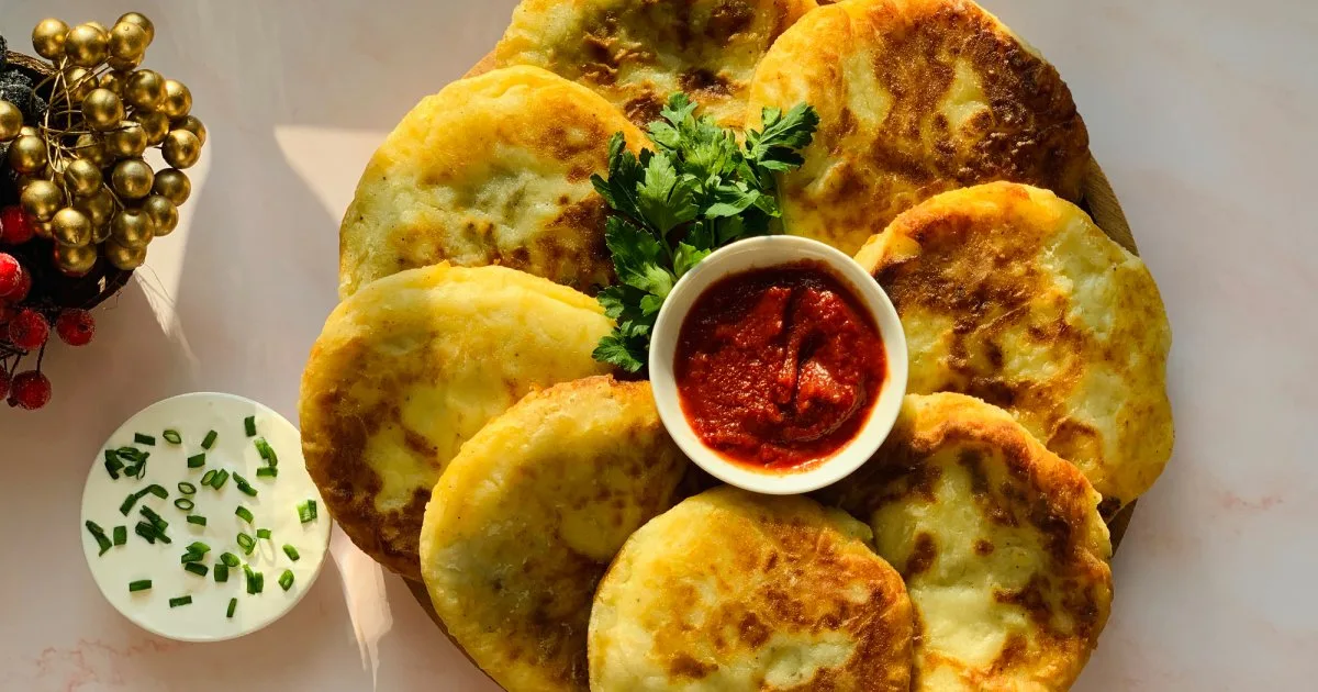 Коржики з яйцем і зеленою цибулею на сковороді