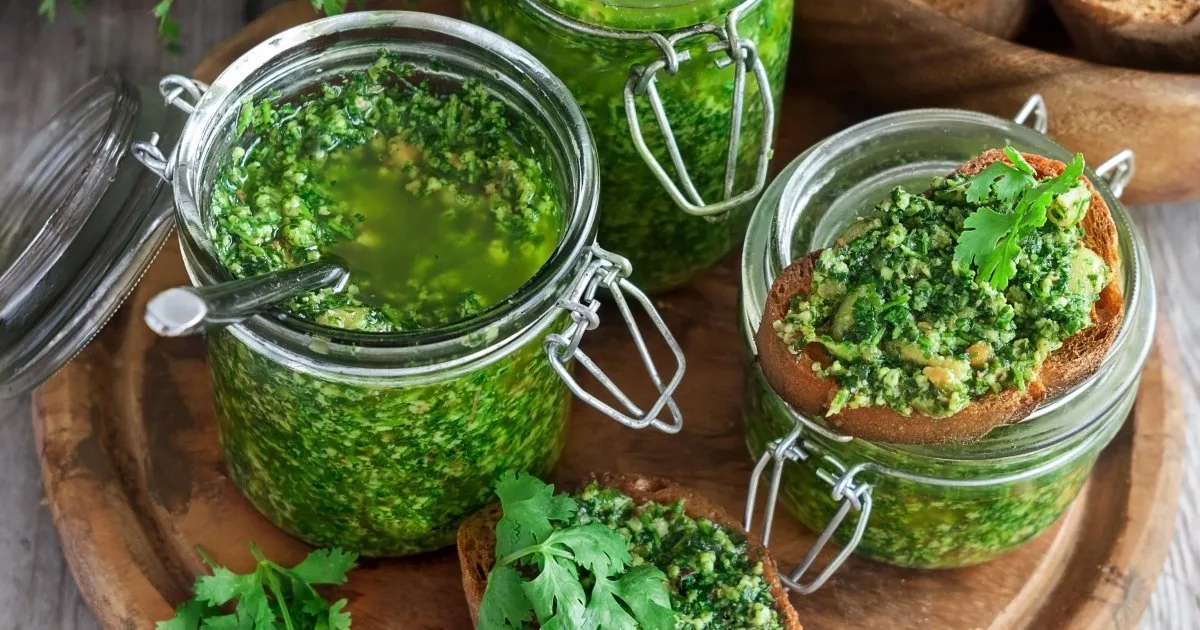 Песто з кінзою та волоськими горіхами