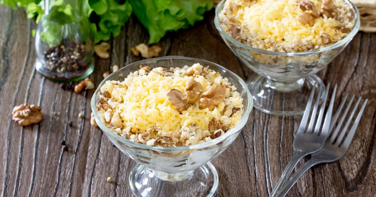 Салат з куркою та маринованими грибами