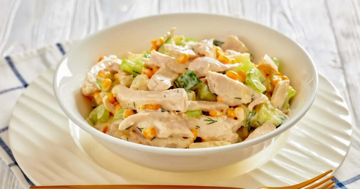 Салат з куркою, огірками й горошком — простота на вечерю