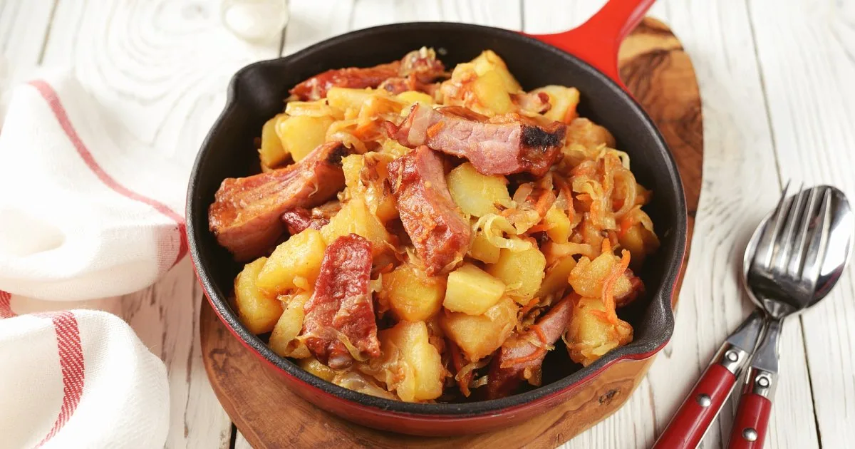 Тушена картопля зі свинячими ребрами